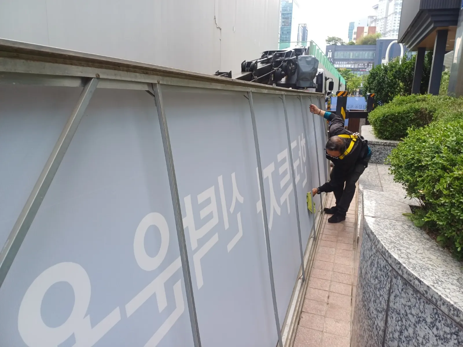 한국투자증권 외부간판 세척 및 점검공사 현장사진 5